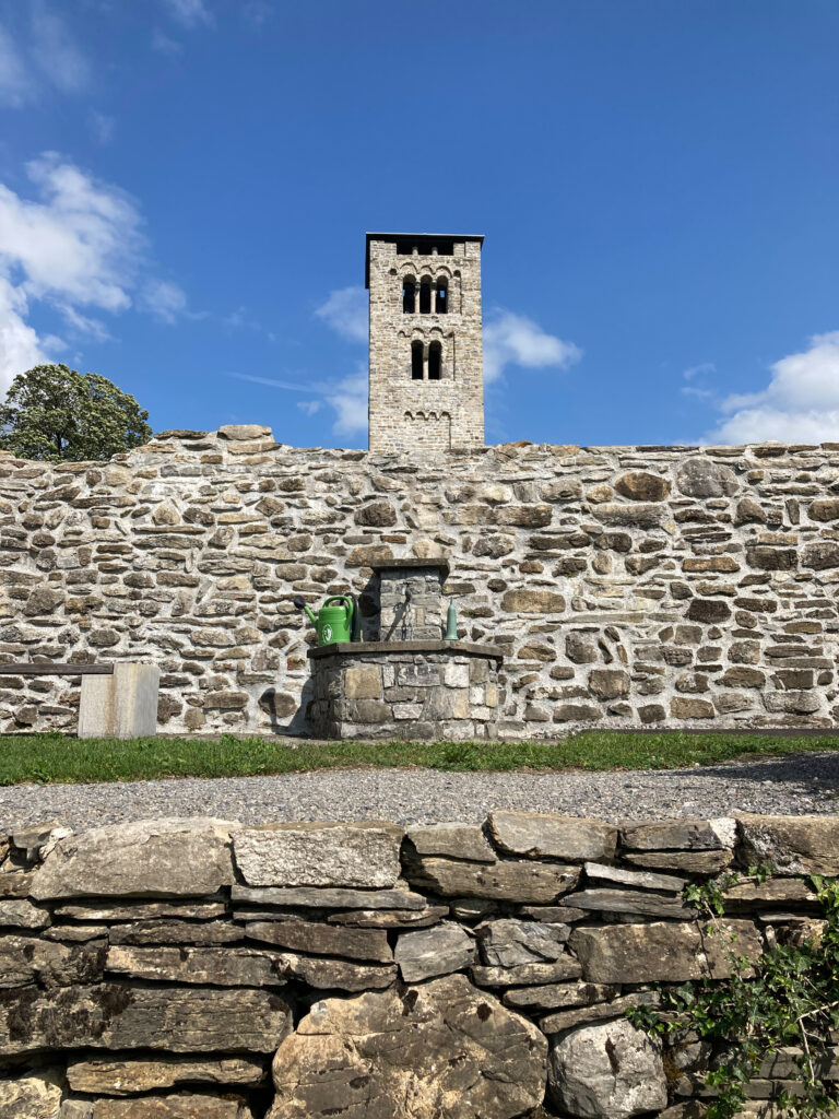 Glockenturm mit Mauer