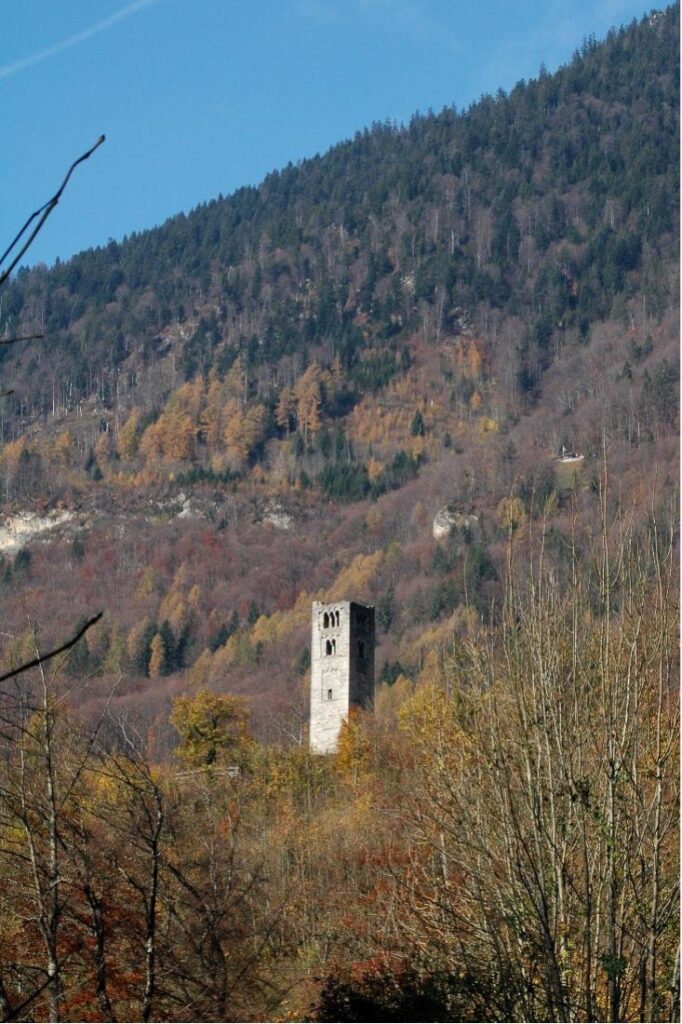 Kirchenruine in Goldswil in Herbstlandschaft