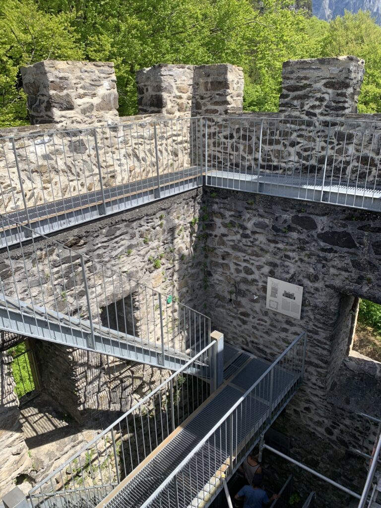 Heute führt im Innern der Turmruine eine durchgehende Stahltreppe bis zum Zinnenkranz. Im Mauerwerk zeugen zahlreiche Balkenlöcher von einstmals vorhandenen Böden, welche den Turminnenraum in einzelne Geschosse unterteilte. CC-BY-SA Martin Furer