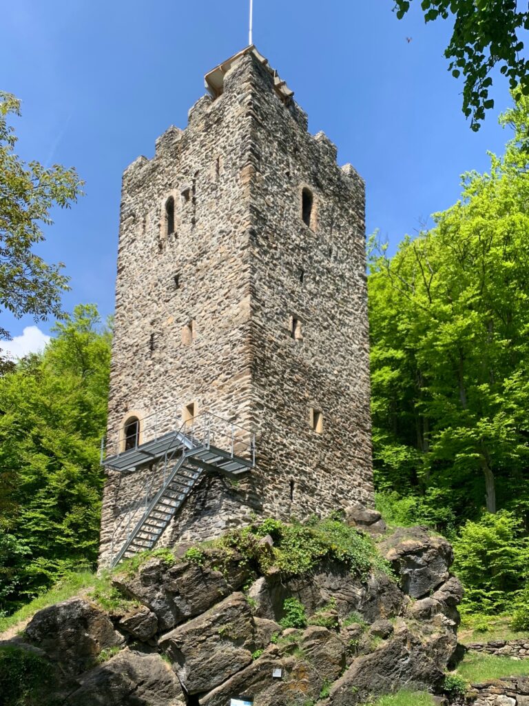 Der heute 19 m hohe Wohnturm der Ruine Resti steht auf einem mächtigen Felssturzbrocken, welcher in unbekannter Vorzeit von der Felswand der «Miliflue» abgebrochen sein muss. CC-BY-SA Martin Furer