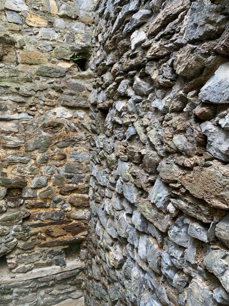 In den Mauern der Turminnenseite finden sich Löcher, in denen die hölzernen Unterzugsbalken für die darüberliegenden Geschossböden eingelassen waren. Man findet sogar noch Holzreste davon. CC-BY-SA Martin Furer