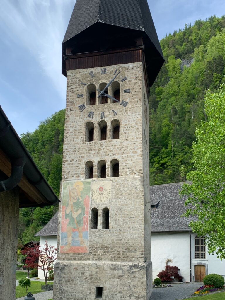 Der heute 45 m hohe Turm der Kirche von Meiringen steht etwas abseits der Kirche. Ursprünglich war er noch höher, da seine untersten 5 m heute unsichtbar im Boden stecken. Die Anfänge der Geschichte des Kirchturmes sind nicht bekannt. Die von unten nach oben zunehmende Zahl bzw. Grösse von Fensteröffnungen ist typisch für Kirchtürme aus der Epoche der romanischen Baukunst. Obwohl es immer wieder behauptet wird, ist es höchst unwahrscheinlich, dass der Turm einst ein Wehrturm war. CC-BY-SA Martin Furer