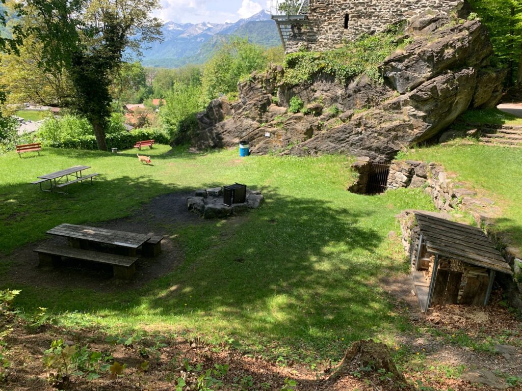 Bei der Burgstelle befindet sich ein Brätliplatz mit Brunnen, welcher auch für eine Schulreise sehr geeignet ist. CC-BY-SA Martin Furer